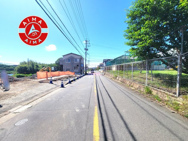 糟屋郡須恵町新原第6-2棟（1号棟）の前面道路含む現地写真|前面道路は閑静な住宅地をはしる車通りの少ない道路。お車の出し入れが苦手なママや小さなお子様にも安心ですね。しっかり舗装もされているので、ベビーカーや自転車で通っても快適に通行できます。