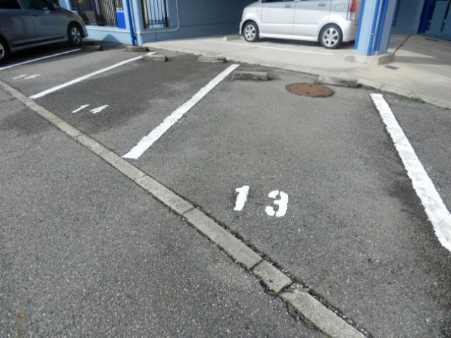 ブルーハイツ北別府の駐車場