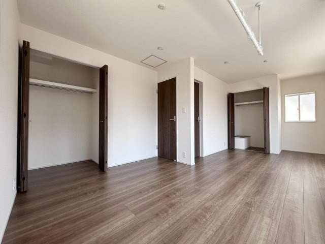 富士見市大字水子の新築一戸建の洋室|2階10.5帖の洋室です。
家族構成やライフスタイルに合わせて2部屋にも変更可能なフレキシブルタイプです。
