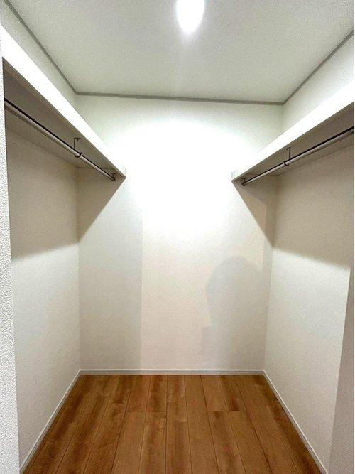 花中町　新築戸建の内装|6畳の部屋にある収納たっぷりのウォークインクローゼットでたくさんの服を収納できます♪