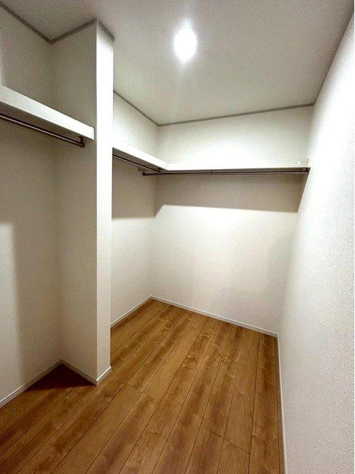 花中町　新築戸建の内装|7.5畳のお部屋のウォークインクローゼットでたくさんの荷物を置くことができます。