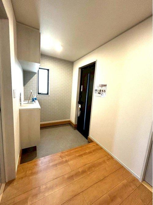 花中町　新築戸建の玄関|木の暖かみがあり、シューズクローゼットもあり、靴が玄関に散らかることなく綺麗な玄関になります。