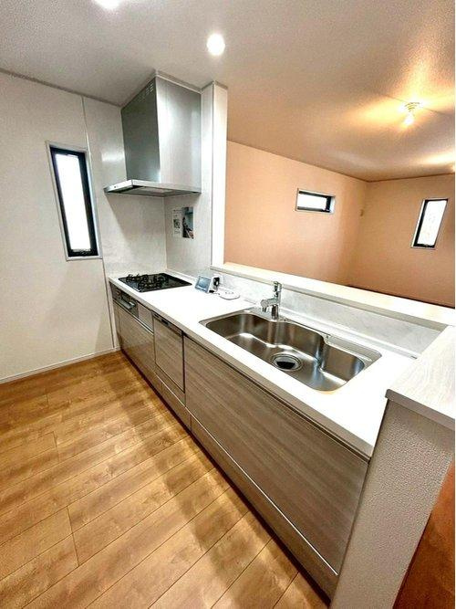 花中町　新築戸建のキッチン|ホワイトのキッチンで大人気の対面式システムキッチンです◎
料理をするのが楽しみな空間になってます。