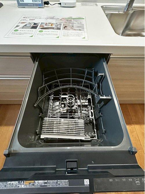 花中町　新築戸建のキッチン|食洗機もついており、普段の手間になるお片付けを楽にしてくれます。