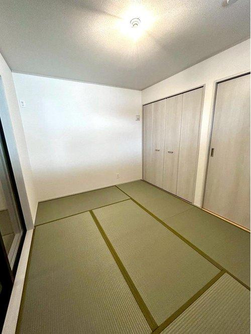 花中町　新築戸建の内装|リビングの隣に畳スペースもあり、お子様が遊んでるところも目を離さず見ることができます♪