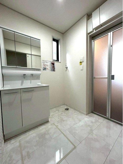 花中町　新築戸建の洗面所|３面鏡の独立洗面台です。
収納もたっぷりで生活感のない洗面台にできます。
