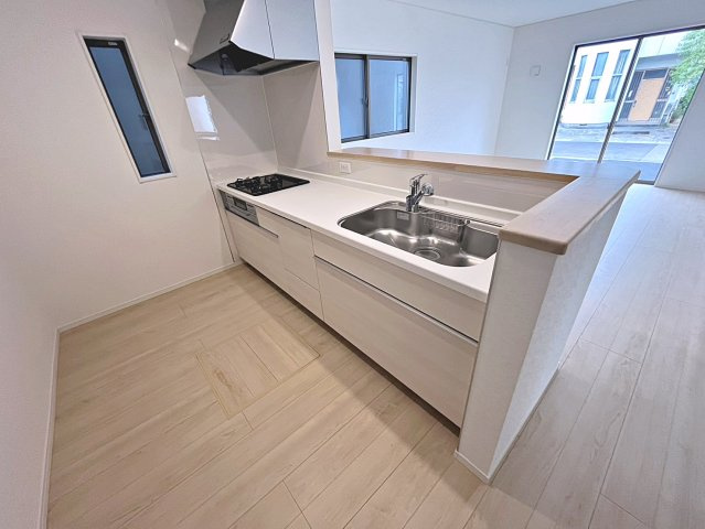 新築戸建・新築建売　福島市北沢又第10　北沢又小・信陵中のキッチン|キッチンはカウンターになっているのでリビング全体を見渡すことができます！
