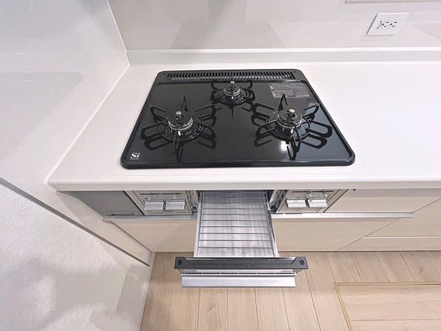 新築戸建・新築建売　福島市北沢又第10　北沢又小・信陵中のキッチン|3口コンロ+グリルで同時に複数お料理ができ効率よく進められます！