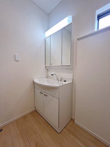 新築戸建・新築建売　福島市北沢又第10　北沢又小・信陵中の独立洗面台|三面鏡洗面台で朝の身支度もしやすい＆収納力も◎洗面台に物を置かずすっきり清潔に保つことができます！