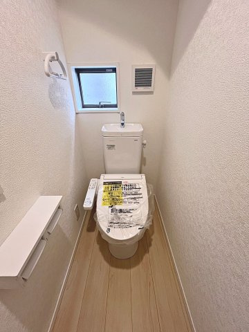 新築戸建・新築建売　福島市北沢又第10　北沢又小・信陵中のトイレ|白を基調としており小窓で換気ができるので清潔感のある空間。ペーパーホルダーが2つあるのも便利です！