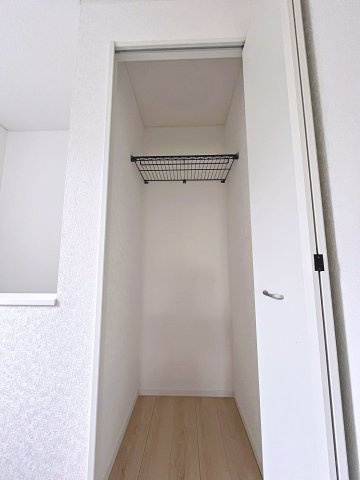 新築戸建・新築建売　福島市北沢又第10　北沢又小・信陵中の収納|2階廊下の収納は日用品やお掃除道具などの保管に便利です！