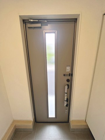 新築戸建・新築建売　福島市北沢又第10　北沢又小・信陵中の玄関|玄関ドアから日差しが入り明るい玄関スペースです！