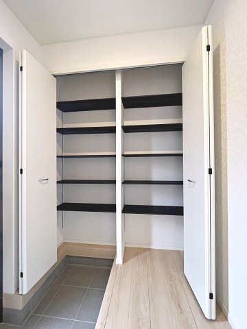 新築戸建・新築建売　福島市北沢又第10　北沢又小・信陵中の収納|大容量のシューズボックスは可動式の棚で棚の高さを変更できます！