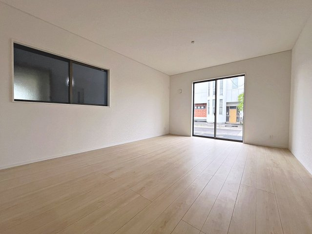 新築戸建・新築建売　福島市北沢又第10　北沢又小・信陵中の居間・リビング|16帖のLDKは隣の和室と合わせると21帖の開放的な空間！ゆったりスペースは家族団らんの場！