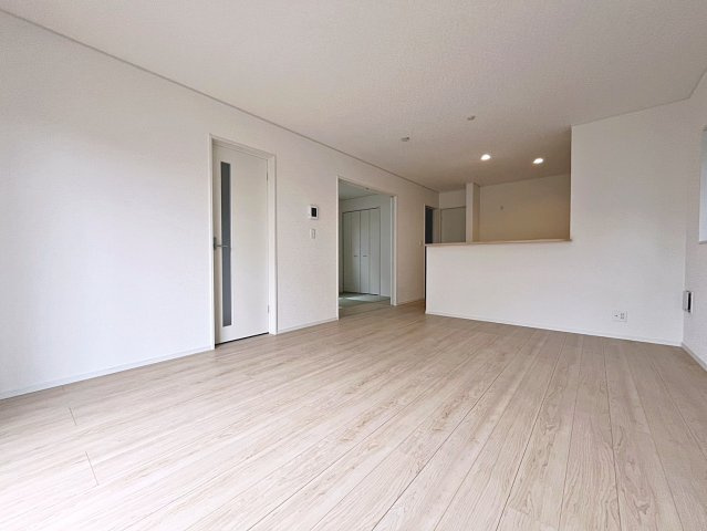 新築戸建・新築建売　福島市北沢又第10　北沢又小・信陵中の居間・リビング|キッチンの前にダイニングテーブルを設置すれば、お料理の配膳もスムーズです！