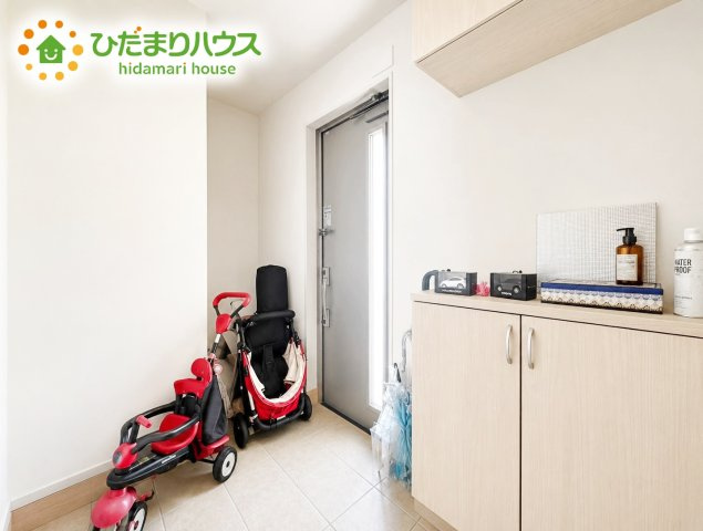いわき市平豊間字柳町　中古戸建の玄関|靴で溢れかえっていた玄関も、大きなシューズボックスと、玄関横のクロークでスッキリ解決！玄関は「その家の顔」とお考えの方にオススメの広さです。