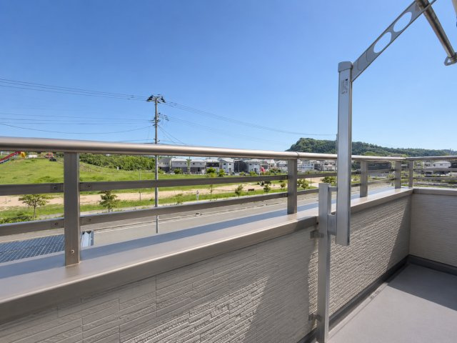 いわき市平豊間字柳町　中古戸建のバルコニー|広々としたバルコニー。お洗濯物もぜーんぶ干せちゃいます！！