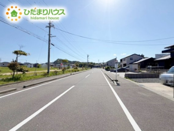 いわき市平豊間字柳町　中古戸建の前面道路含む現地写真|カースペース3台ＯＫ！前面道路も幅が広いため車庫入れも安心です(^^)/