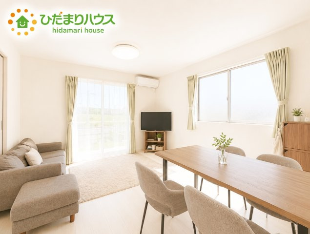 いわき市平豊間字柳町　中古戸建の居間・リビング|リビング・ダイニングは嬉しい二面採光・窓辺からの日差しがあたたかなリビングを演出します( *´艸｀)
