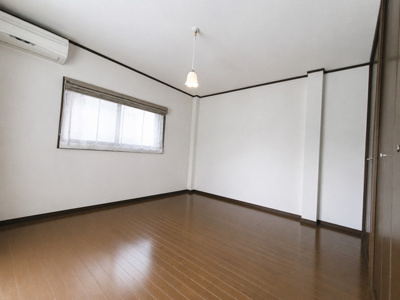 【洋室】 | 豊中市北桜塚２丁目中古戸建 | 現在ご返済中のカーローン・カードローン・教育ローンなどを住宅ローンに一本化したり、家具家電購入費用・引越し費用を住宅ローンと組み合わせるなど、お客さまにメリットの多い住宅ローンのご提案が可能です。