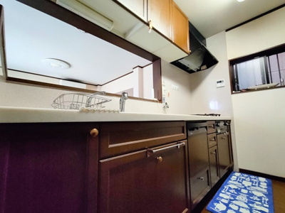 【キッチン】 | 豊中市北桜塚２丁目中古戸建 | こちらの物件近くの教育施設や、スーパー・公園など、物件周辺の住環境を併せてご案内させて頂きます。ぜひ、現地での暮らしをイメージなさって下さい！