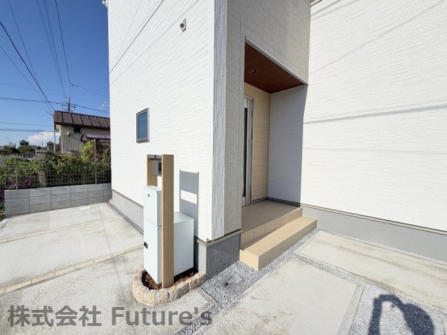 三郷市新和4丁目　新築戸建　全2棟　1号棟のエントランス|不在時に便利な宅配BOX完備
