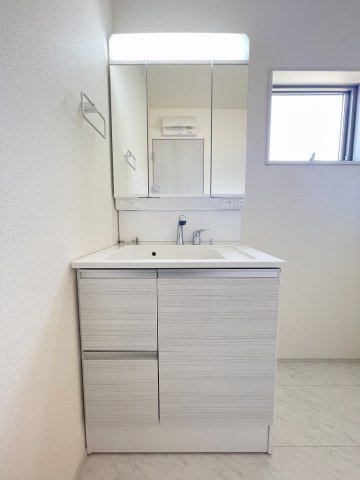 三郷市新和4丁目　新築戸建　全2棟　1号棟の独立洗面台|同施工会社の参考写真になります。