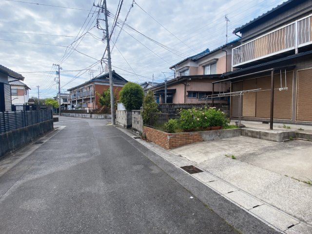 知多市新舞子字浜田の前面道路含む現地写真|南側建物（4-20）