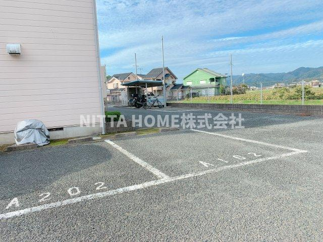 ソレイユＡ棟の駐車場|駐車場は２台の確保があります！
