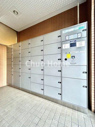 コスモ西大島グランステージ東棟の設備|【宅配ボックス】在宅時・不在時に関わらず、居住者の代わりに非対面で宅配物を受け取ってくれる便利な設備です。わかりやすくご説明致しますので見学時にはお部屋だけではなく共用部分もぜひチェックしてください。