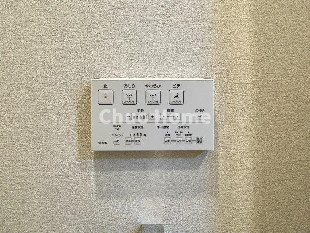 コスモ西大島グランステージ東棟の内装|【ウォシュレット】清潔に使いたいお手洗いには最適な設備です。もちろんウォームレットも標準装備です。