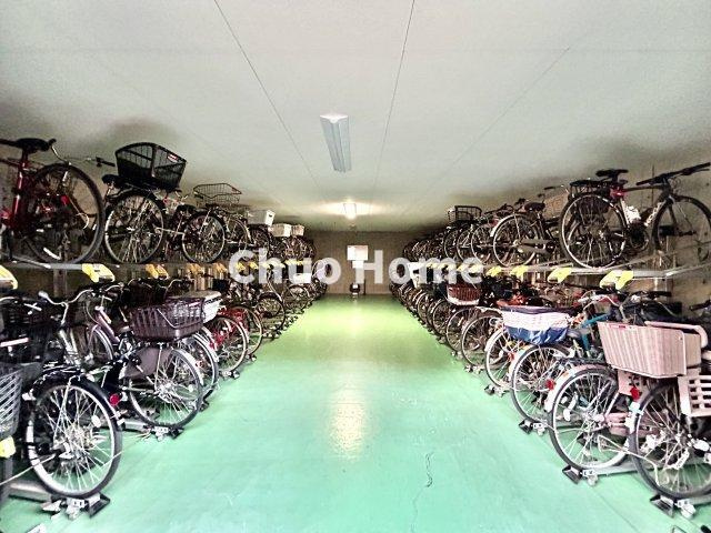 コスモ西大島グランステージ東棟の駐輪場|【自転車置き場】最新の空き状況や費用などの詳細は担当スタッフまでお問い合わせください。