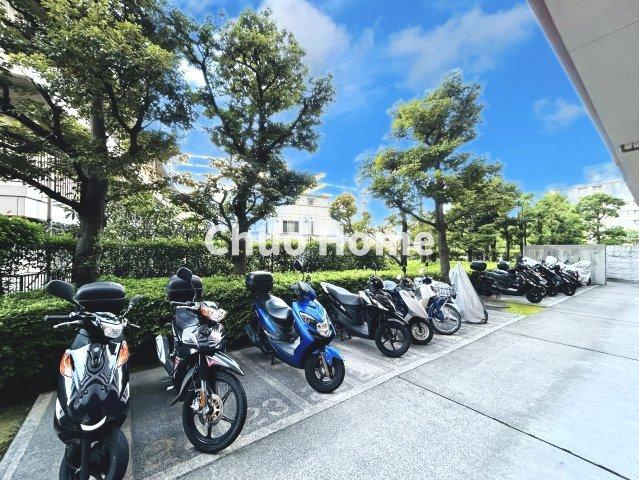 コスモ西大島グランステージ東棟の駐車場|【バイク置場】最新の空き状況や費用などの詳細は担当スタッフまでお問い合わせください。