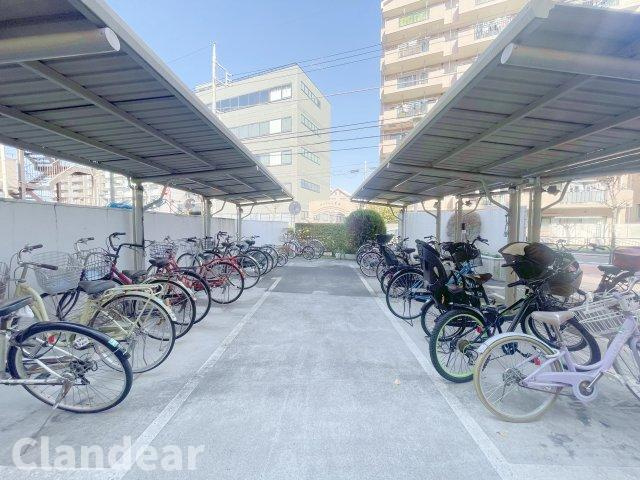 トーワ立石マンションＡ棟の駐輪場|ドキドキの新生活も、安心してスタート。ぴったりの住まいを見つけませんか？クランディアが一緒に住まい選びをサポートします‼　まずは、お気軽にお問合せください　＃クランディア