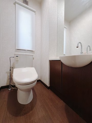 【中古戸建】羽生市南8丁目のトイレ|■トイレ｜自然光が入る落ち着いた空間で1階と2階にトイレがございます♪ついつい長居してしまいますね♪