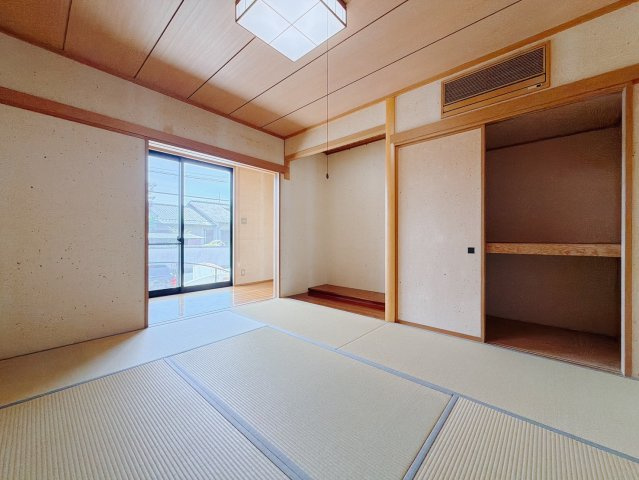 【中古戸建】羽生市南8丁目の和室|■和室｜フローリングでは感じることのできない圧倒的な寛ぎやすさを実感してください。独立しているので周りを気にせず寝そべることもできますね♪
