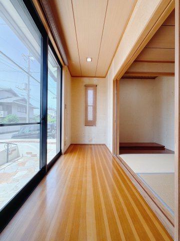 【中古戸建】羽生市南8丁目のその他共用部分|■縁側｜風通しがよく自然の風を取り込みやすい、外と中の”ちょうどいい中間空間”で季節を感じながらゆったり過ごせる癒しのリラックススペースです♪