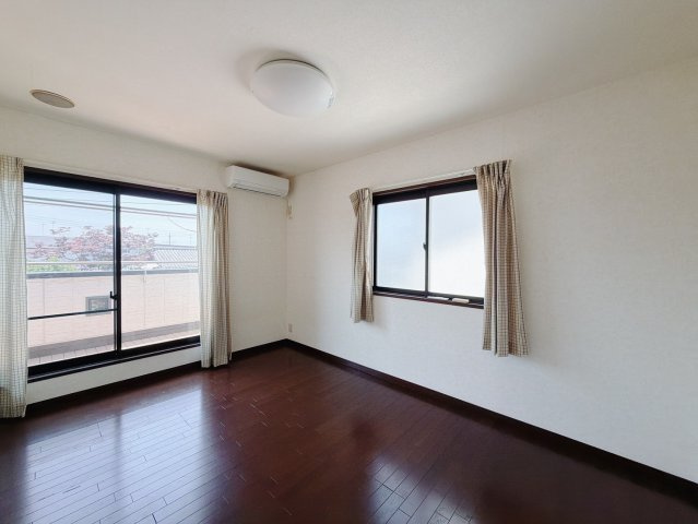【中古戸建】羽生市南8丁目の洋室|■洋室｜大きな窓からたっぷりと陽光が注がれる明るい空間。バルコニーにも出られる一室で、お勉強などに疲れたら気晴らしもできますね♪
