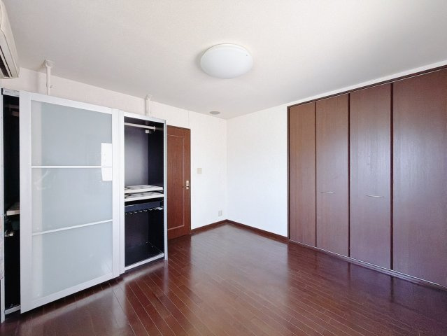 【中古戸建】羽生市南8丁目の洋室|■洋室｜たっぷり収納スペースが設置され、ホワイト色のクロスとナチュラルなフローリングが落ち着く雰囲気を演出する居室です。