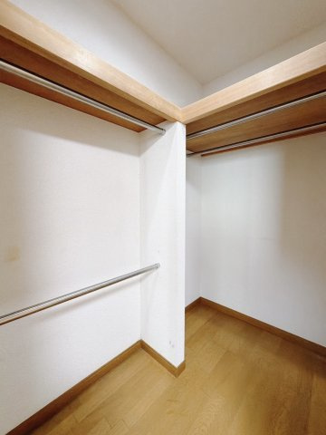 【中古戸建】羽生市南8丁目の収納|■WIC｜お気に入りのお洋服もシワを作らずきれいに管理ができる夢のウォークインクローゼット！今お使いの収納ケースもスッポリそのまま収まる広さです♪