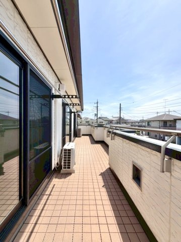 【中古戸建】羽生市南8丁目のバルコニー|■バルコニー｜あたたかな陽のひかりを浴びることのできるバルコニー。お洗濯物やお布団を干せば、家族みんなが気持ちよく暮らすことができます(*^^*)
