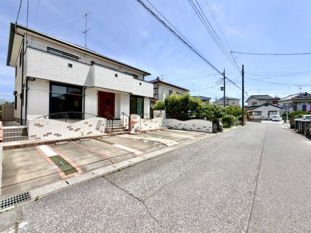 【中古戸建】羽生市南8丁目の外観|■外観｜窓の配置や、爽やかな白ベースの外観が清潔感をもたらします。まっさらなキャンバスのような家にこだわりを彩って…始めよう、あなただけの豊かな暮らし( ＾＾ )