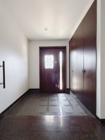 【中古戸建】羽生市南8丁目の玄関|■玄関｜家族みんなの靴が丸々しまえます♪これからお子様が大きくなっても安心ですね。靴をしまって、すっきりとした玄関で開放感も味わえます。