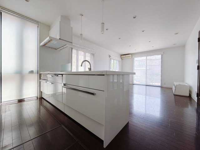 【中古戸建】羽生市南8丁目のキッチン|■キッチン｜お料理をしながら会話も弾むカウンターキッチン。出来上がったお料理をカウンター越しからお子様に運んでもらったりと、お手伝いも楽しくしてもらえることができます♪