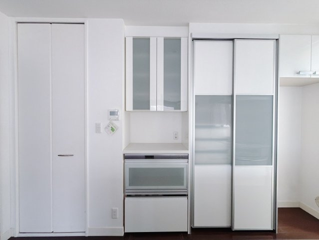 【中古戸建】羽生市南8丁目の収納|■キッチン収納｜食器やキッチン家電はもちろん、お米やお野菜などの食材を保管するのに最適な空間です♪調味料の棚を設けて、買い置きをしまえるのもいいですね。
