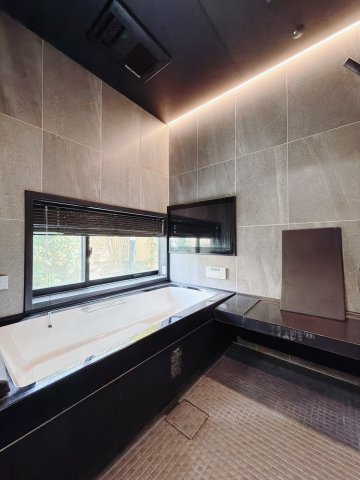 【中古戸建】羽生市南8丁目の浴室|■浴室｜デザイン性に優れた浴室♪1日の疲れを癒す、ゆったりとしたバスタイムをぜひお過ごしください(*＾＾*)大きな窓付きで嬉しい♪