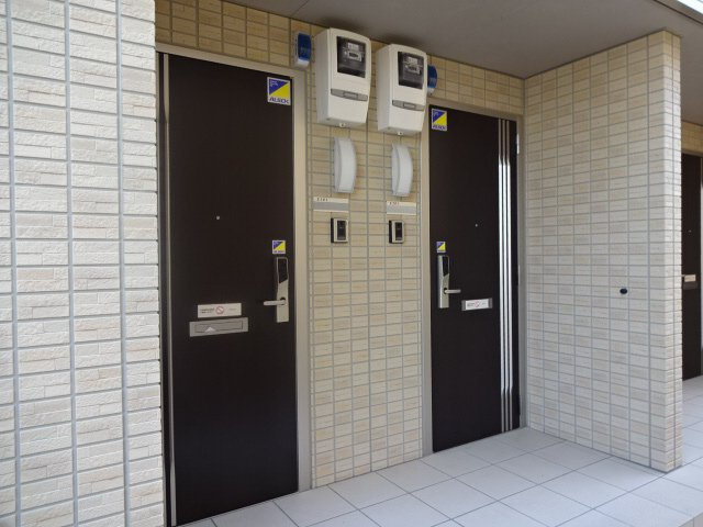 サニーDハウス芝町イーストE棟のエントランス