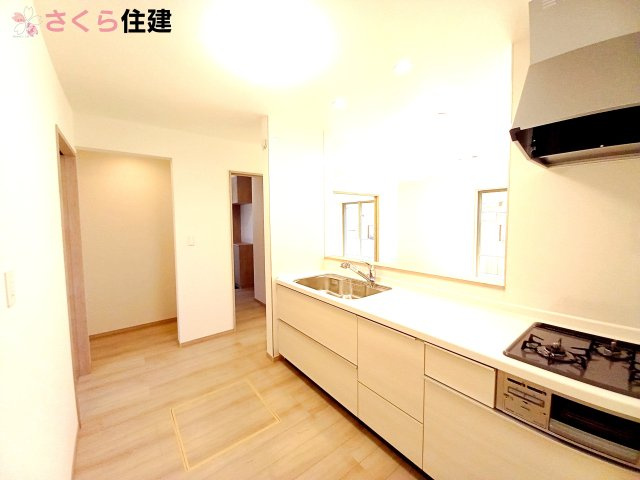 宇都宮市双葉２丁目429番のキッチン|同社施工物件の写真です。※建具やフローリング、その他仕様が違う場合がございます。									
