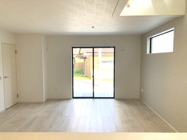 アーバンスタイル高崎市棟高町町1期　3号棟　新築住宅の居間・リビング|【イメージ画像】カウンターキッチンなのでお料理をしながら会話もできます。
夕食の支度をしながら、お子様の様子も見られて自然と会話も増えますよ♪