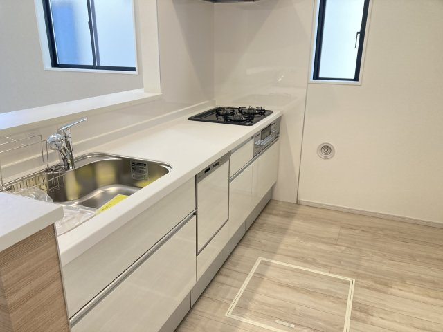 アーバンスタイル高崎市棟高町町1期　3号棟　新築住宅のキッチン|【イメージ画像】人気のカウンターキッチン採用です☆
コンロも３口ご用意しています！調理スペースも広くストレスなくお料理できます。
浄水器つきなので美味しいお水も飲めますよ♪